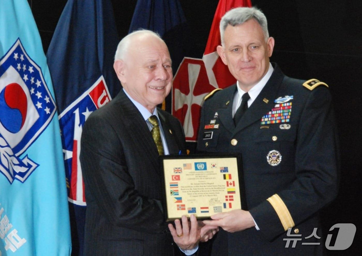 고&#40;故&#41; 조셉 찰스 셰퍼드&#40;왼쪽&#41;가 2013년 3월 은퇴식에서 기념사진을 찍고 있다.&#40;유엔기념공원 관리처 제공. 재판매 및 DB 금지&#41;