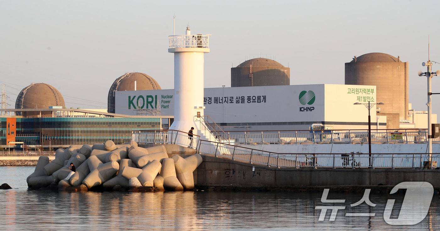 본문 이미지 -  부산 기장군 장안읍 고리 2호기(오른쪽 두 번째) 모습.ⓒ News1 윤일지 기자