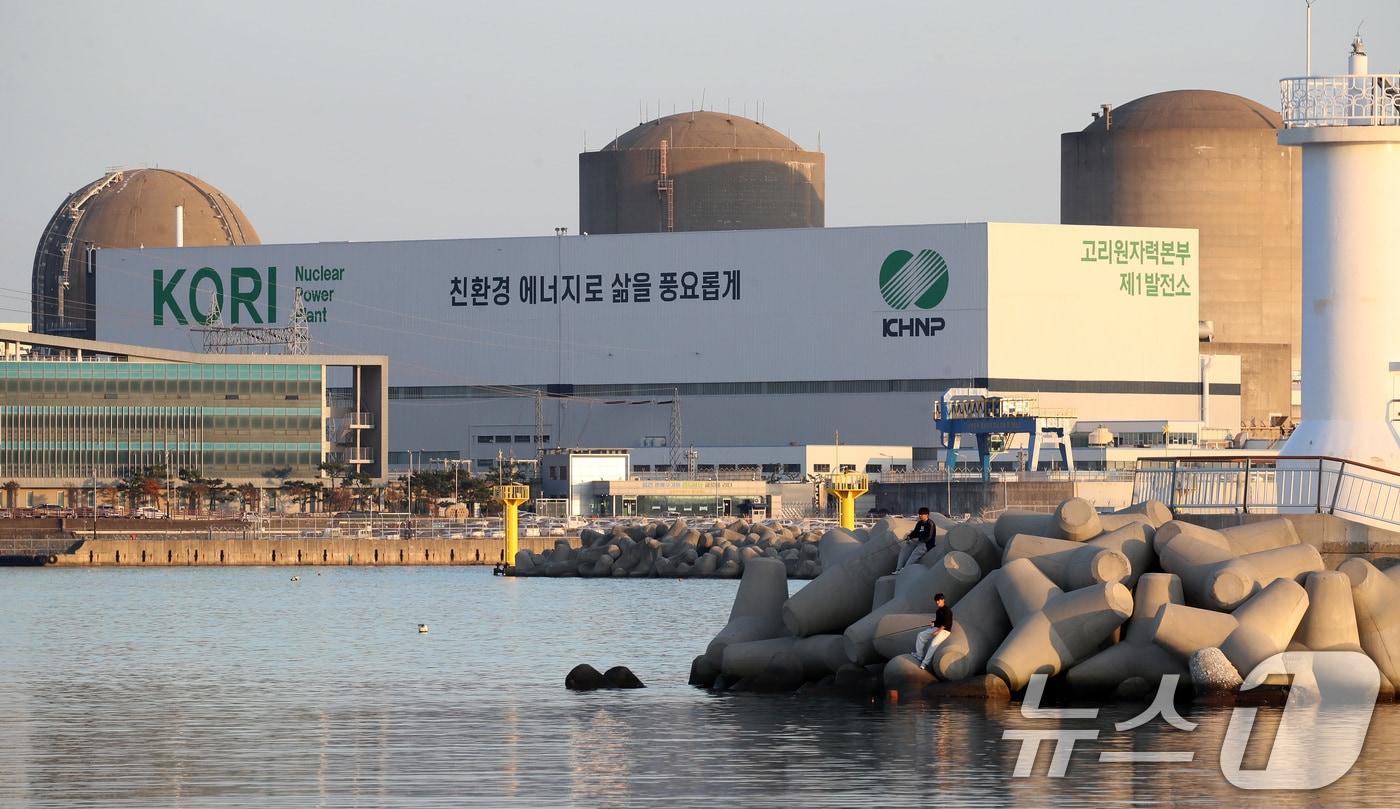본문 이미지 - 사진은 이날 부산 기장군 장안읍 고리 2호기(가운데) 모습. 기사와 무관. ⓒ 뉴스1 윤일지 기자