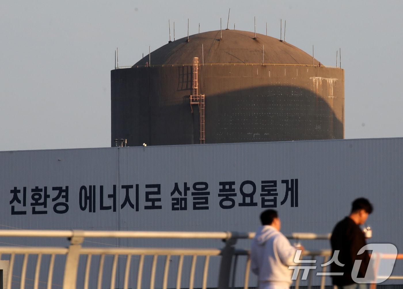 본문 이미지 - 원자력안전위원회&#40;원안위&#41;가 13일 회의를 열고 부산 기장군에 위치한 고리2호기의 계속운전&#40;수명연장&#41;을 허가했다. 이로써 고리2호기는 2033년 4월까지 재가동된다. 사진은 이날 부산 기장군 장안읍 고리 2호기 모습. 2025.11.13/뉴스1 ⓒ News1 윤일지 기자