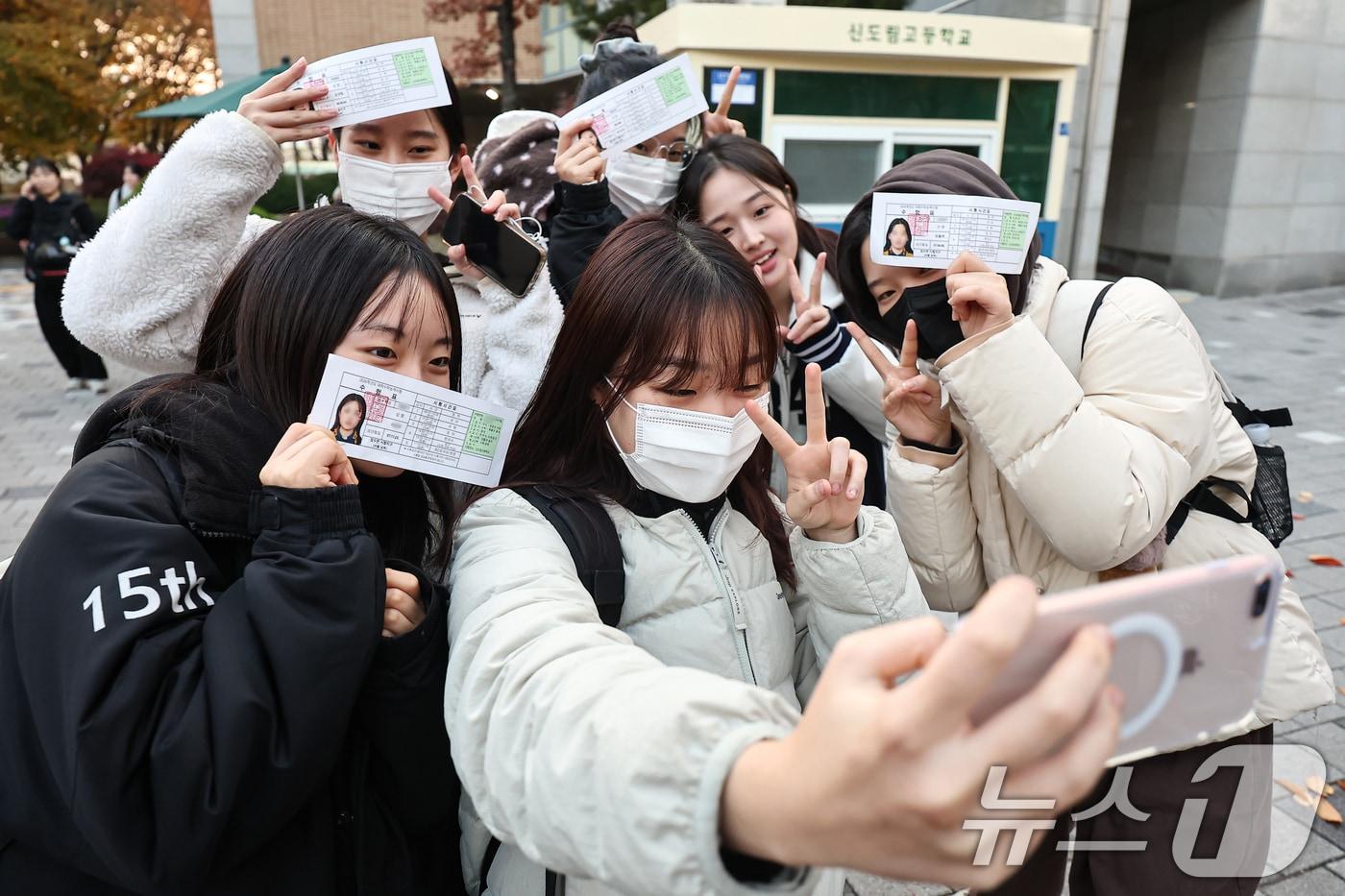 2025학년도 대학수학능력시험일인 13일 오후 서울 영등포구 신도림고등학교에서 시험을 마친 수험생들이 기념촬영을 하고 있다. 2025.11.13/뉴스1 ⓒ News1 김도우 기자