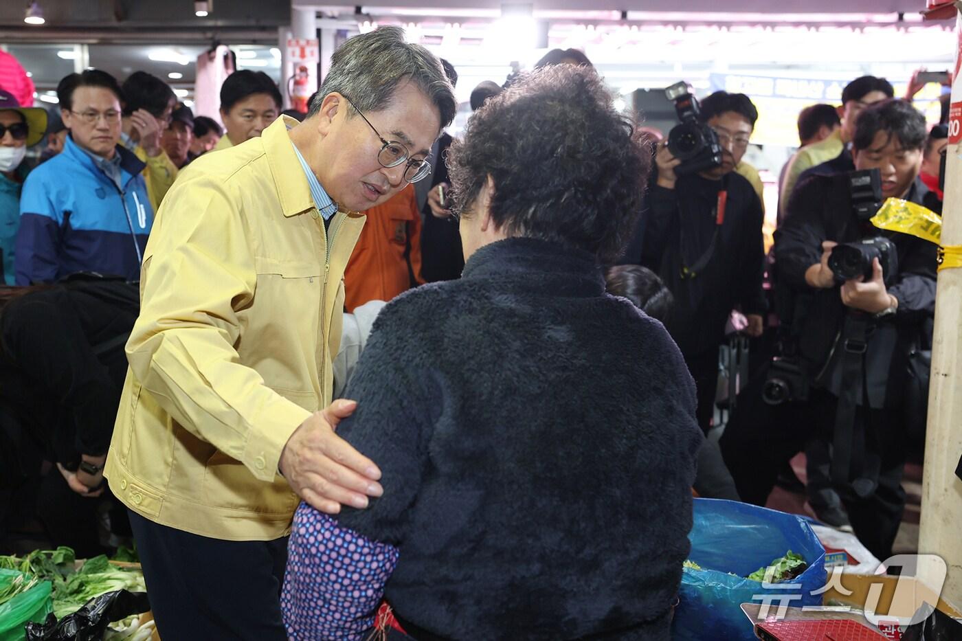 김동연 경기도지사가 13일 화물차 돌진 사고가 발생한 부천시 원종동 제일시장을 찾아 상인들과 시민들을 위로하고 있다.&#40;경기도 제공. 재판매 및 DB금지&#41;