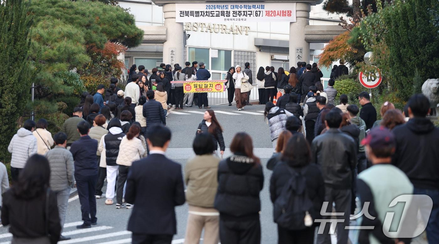 본문 이미지 - 2026학년도 대학수학능력 시험일인 13일 전북 전주시 전북여자고등학교에 마련된 시험장 앞이 수험생을 마중 나온 학부모들로 북적이고 있다. 2025.11.13/뉴스1 ⓒ News1 유경석 기자