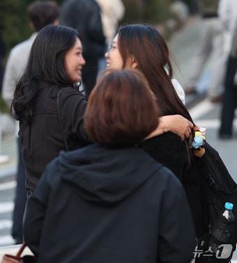 본문 이미지 - 2026학년도 대학수학능력 시험일인 13일 전북 전주시 전북여자고등학교에 마련된 시험장 앞에서 한 수험생이 마중을 나온 어머니와 포옹을 하고 있다. 2025.11.13/뉴스1 ⓒ News1 유경석 기자