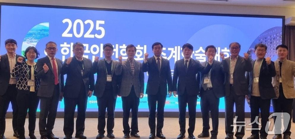 본문 이미지 - 박종길 근로복지공단 이사장&#40;가운데&#41;이 13일 제주에서 열린 2025년 한국안전학회 추계학술대회에 참석해 기념사진을 찍고 있다. &#40;근로복지공단 제공. 재판매 및 DB 금지&#41; /뉴스1