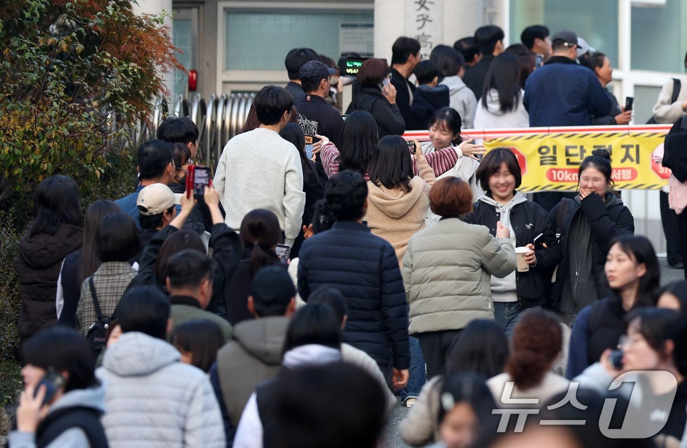 2026학년도 대학수학능력 시험일인 13일 전북 전주시 전북여자고등학교에서 시험을 마친 수험생들이 시험장을 나서고 있다. 2025.11.13/뉴스1 ⓒ News1 유경석 기자