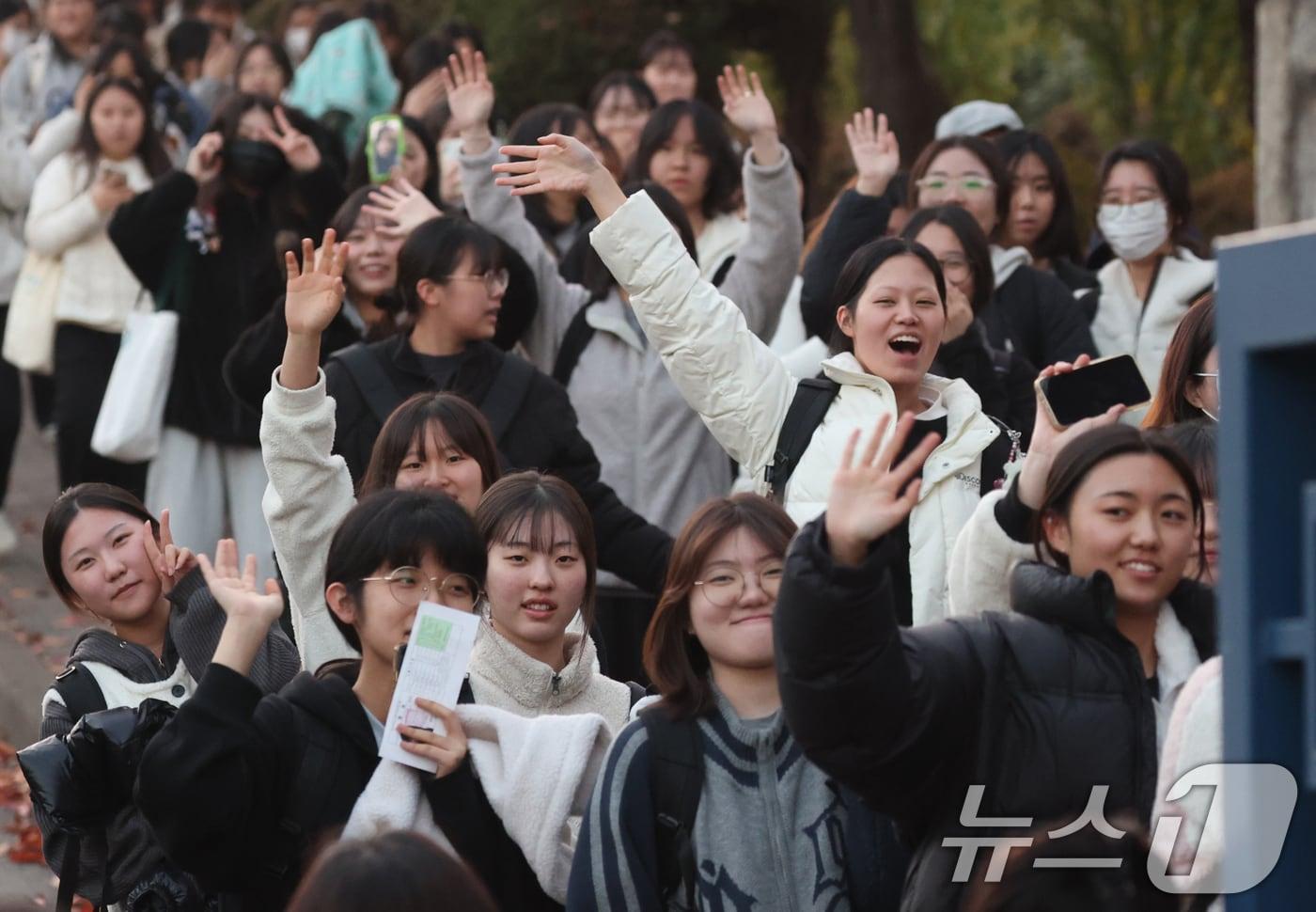 2026학년도 대학수학능력시험일인 13일 오후 경기도교육청 제30지구 제20시험장인 수원시 팔달구 영복여자고등학교에서 수험생들이 시험을 마치고 나오고 있다. 2025.11.13/뉴스1 ⓒ News1 김영운 기자