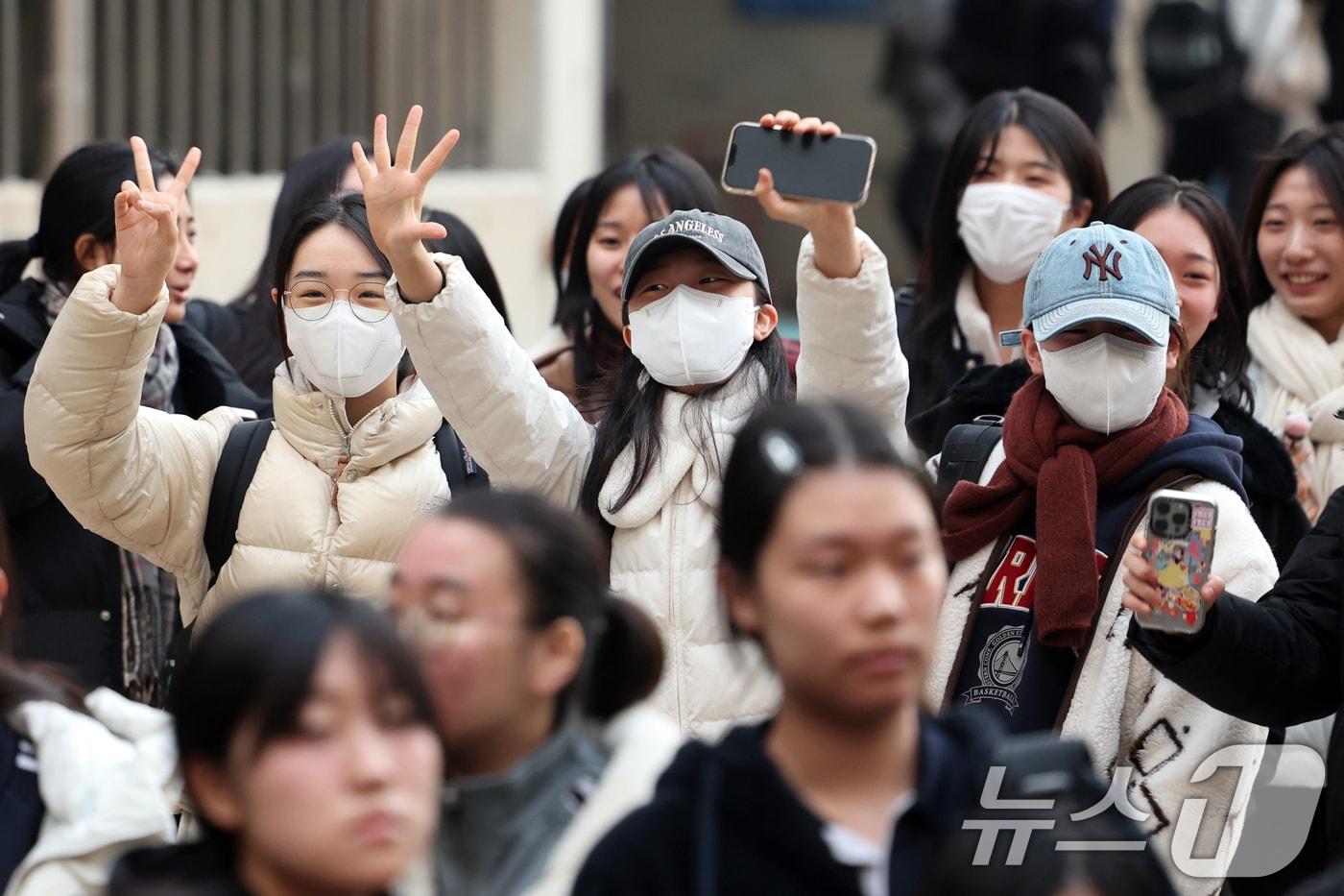 2026학년도 대학수학능력시험일인 13일 오후 서울특별시교육청 13지구 제14시험장인 서울 영등포구 여의도여자고등학교에서 수험생들이 시험장을 나서며 기뻐하고 있다. 2025.11.13/뉴스1 ⓒ News1 황기선 기자