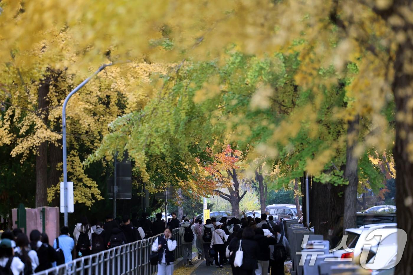 2026학년도 대학수학능력시험일인 13일 오후 서울특별시교육청 13지구 제14시험장인 서울 영등포구 여의도여자고등학교에서 수험생들이 시험장을 나서는 모습. 2025.11.13/뉴스1 ⓒ News1 