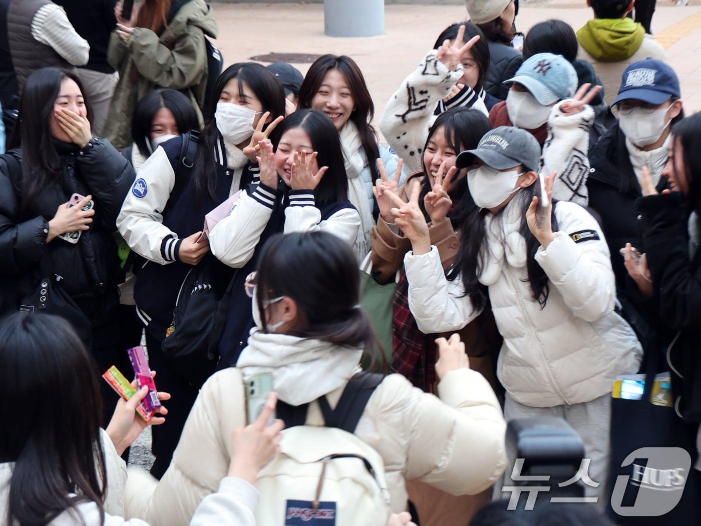 본문 이미지 - 2026학년도 대학수학능력시험일인 13일 오후 서울특별시교육청 13지구 제14시험장인 서울 영등포구 여의도여자고등학교에서 수험생들이 시험장을 나서며 기뻐하고 있다. 2025.11.13/뉴스1 ⓒ News1 황기선 기자