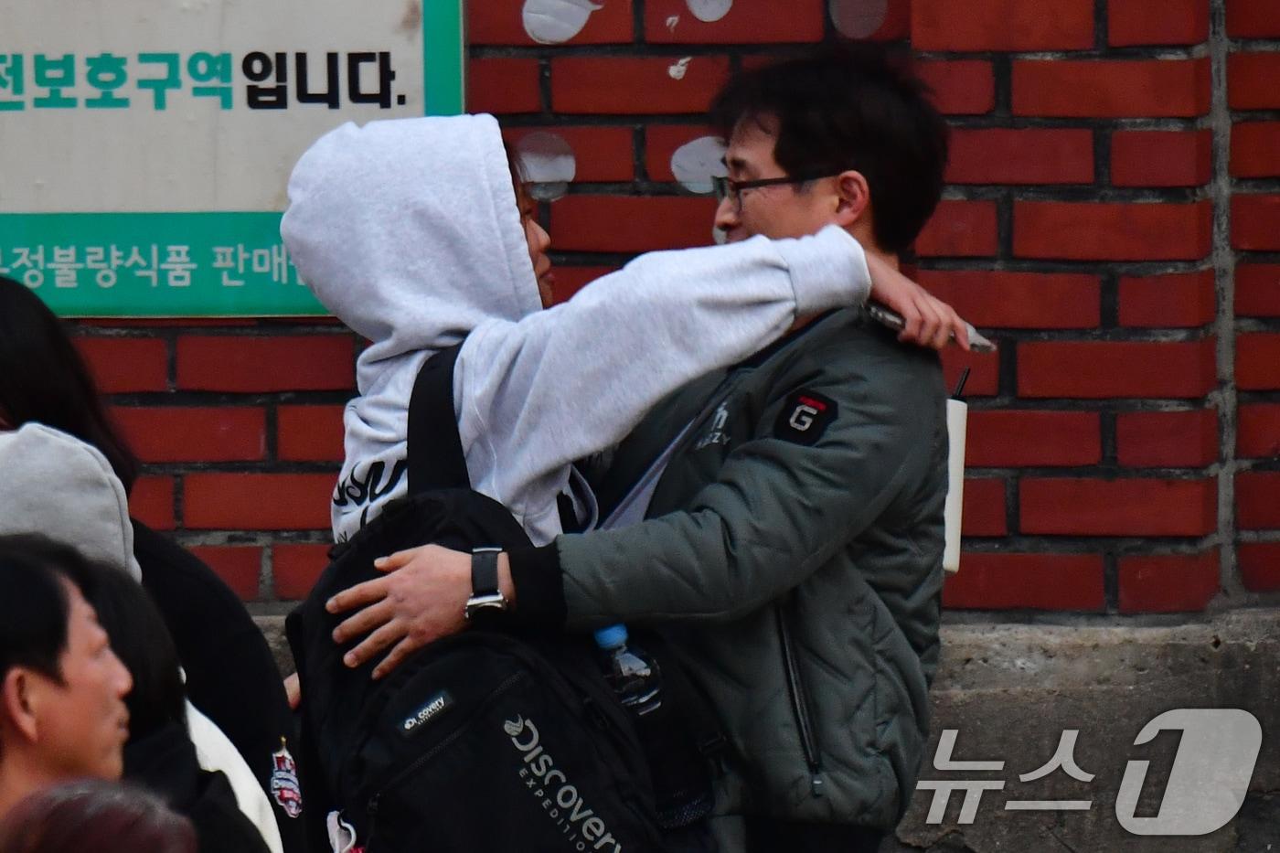 13일 오후 경북 포항유성여고에서 2026학년도 수학능력시험을 마친 수험생이 시험장을 나서 부모님과 포옹하고 있다. 2025.11.13/뉴스1 ⓒ News1 최창호 기자