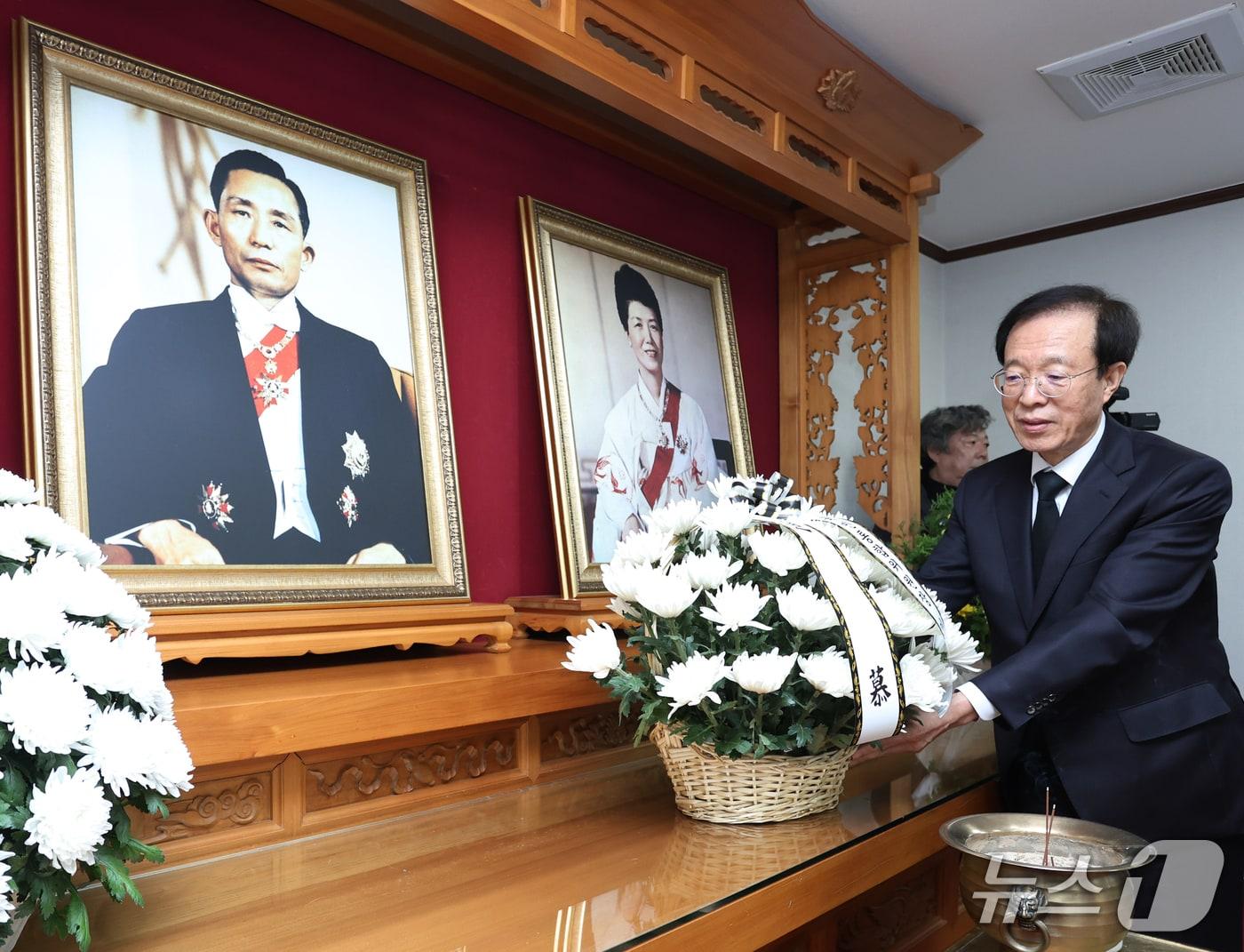 본문 이미지 - 이석연 국민통합위원장은 2025년 11월13일 경북 구미시에 위치한 박정희 전 대통령 생가에 방문했다. &#40;국민통합위 자료 제공&#41;