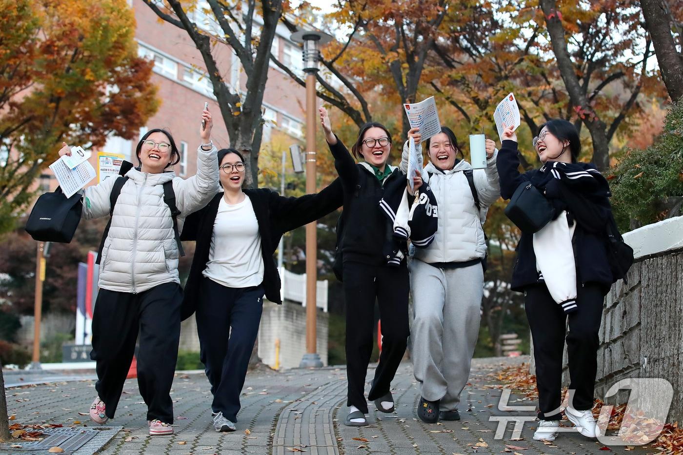 13일 오후 수능시험장인 대구 정화여고에서 수능을 마친 수험생들이 온몸으로 기쁨을 표현하고 있다. (사진은 기사 내용과 무관함) 2025.11.13/뉴스1 ⓒ News1 공정식 기자