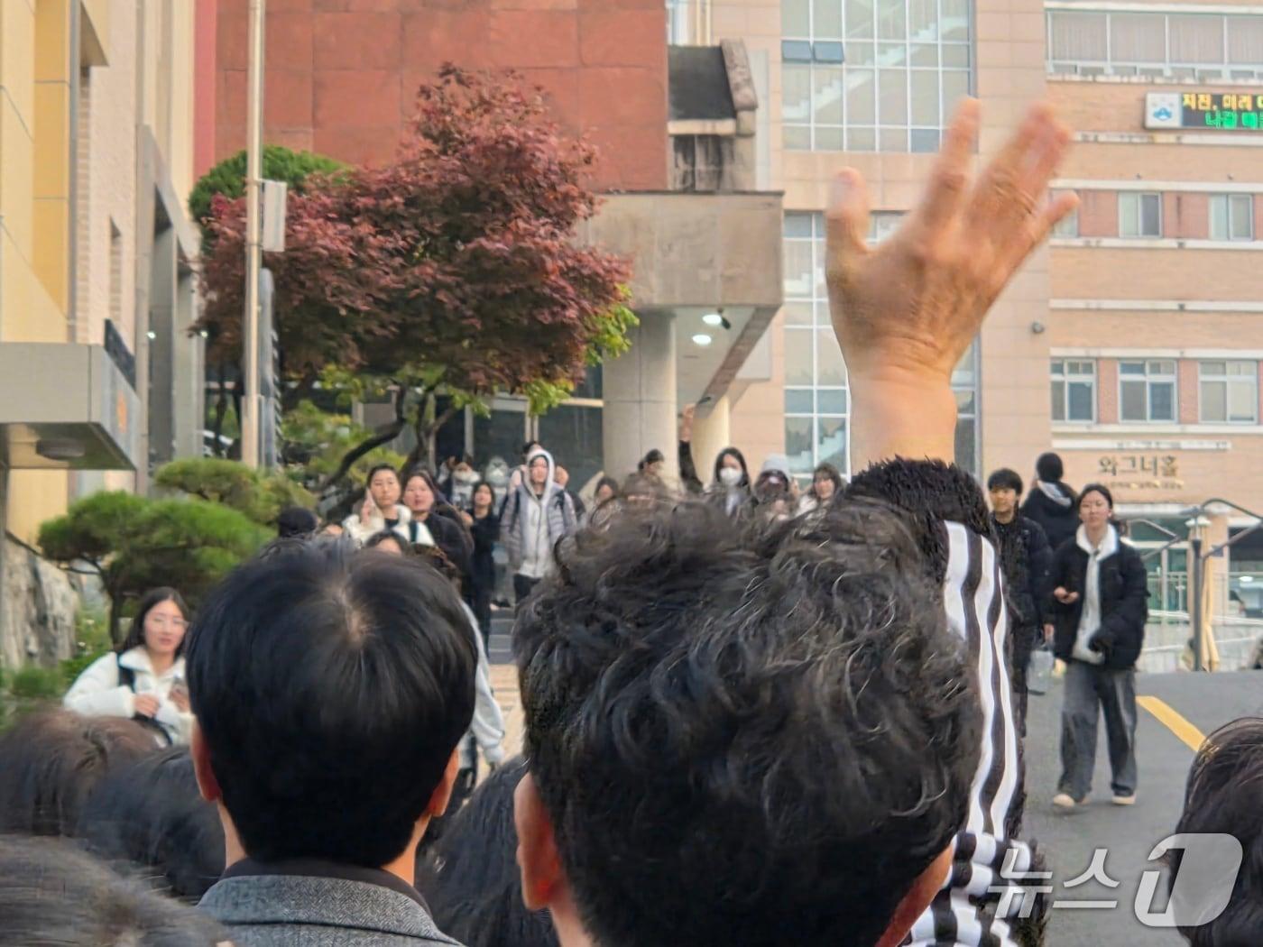 본문 이미지 - 13일 대전 호수돈여고 시험장 정문 앞에서 수험생 가족이 수능을 마치고 나오는 수험생들에게 손을 흔들고 있다. ⓒ 뉴스1 김종서 기자