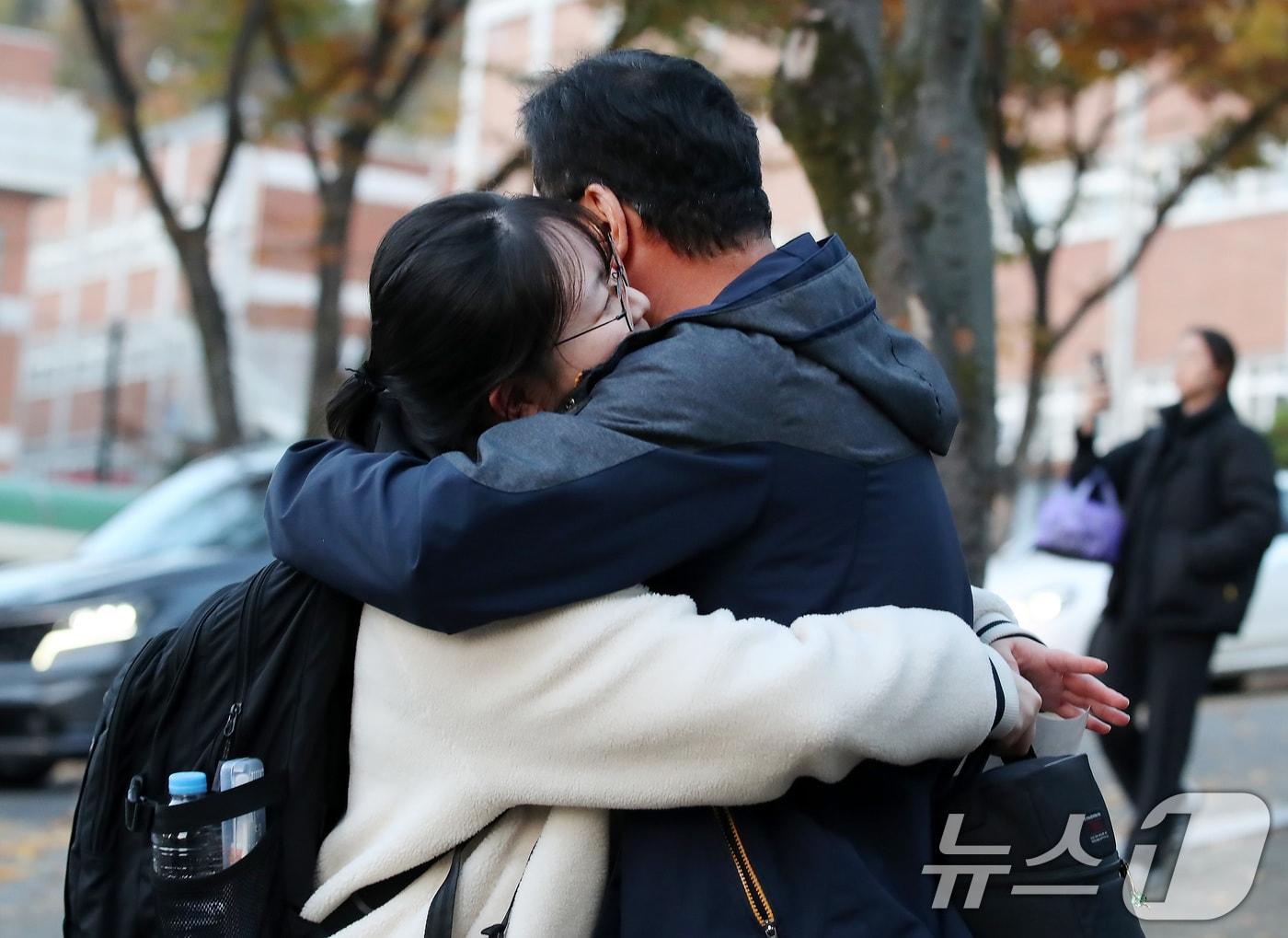 본문 이미지 - 2026학년도 대학수학능력시험이 치러진 13일 오후 대구 수성구 정화여고 앞에서 기다리던 수험생 아버지가 수능을 마치고 나온 딸을 안아주고 있다. 2025.11.13/뉴스1 ⓒ News1 공정식 기자