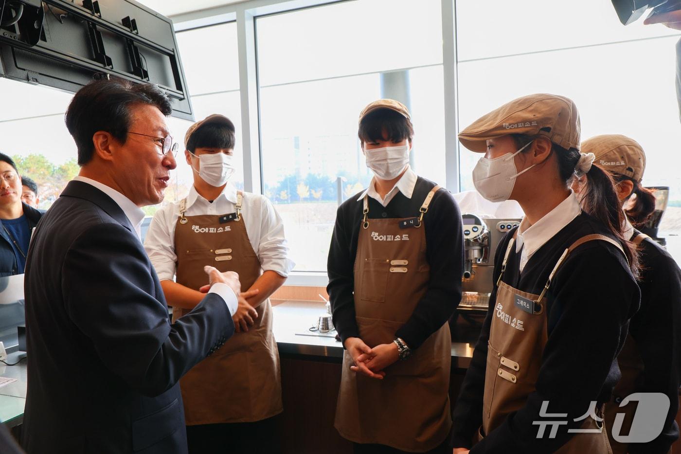 김민석 국무총리가 13일 은평구에 위치한 &#39;은평 에피소드 카페&#39;에서 자립준비청년들과 대화를 나누고 있다. &#40;국무조정실 자료 제공&#41;