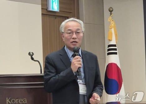 본문 이미지 - 박은철 연세대학교 예방의학과 교수가  서울 중구 프레스센터에서 열린 &#39;지속가능한 지역의료 생태계 구축을 위한 해법 모색&#39;을 주제로 한 토론회에서 발언하고 있다&#40;대한민국의학한림원 제공&#41;