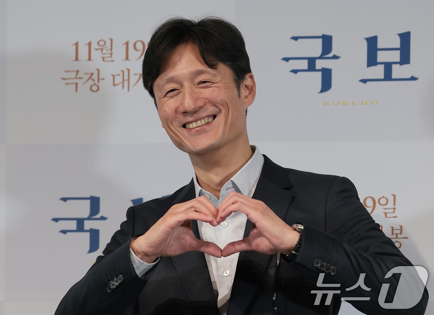 본문 이미지 - 이상일 감독이 13일 오후 용산구 CGV용산아이파크몰에서 열린 영화 ‘국보’의 언론시사회에 참석해 포즈를 취하고 있다. '국보'는 국보의 경지에 오르기 위해 서로를 뛰어넘어야만 했던 두 남자 일생일대의 이야기를 그린 작품이다. 2025.11.13/뉴스1 ⓒ News1 권현진 기자