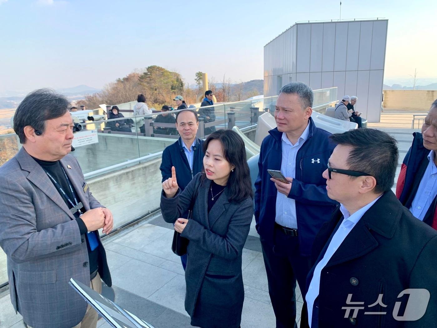 본문 이미지 - 경기 김포 애기봉평화생태공원을 방문한 베트남기자협회 대표단&#40;한국기자협회 제공/뉴스1&#41;