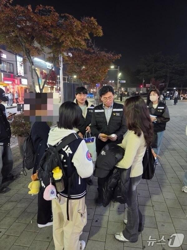 본문 이미지 - 전북지역 경찰관들이 2026학년도 대학수학능력시험이 종료된 13일 오후부터 전북대학교 앞에서 수험생들의 일탈·비행을 막기위한 선제적 활동을 실시하고 있다.&#40;전북경찰청 제공. 재판매 및 DB 금지&#41;