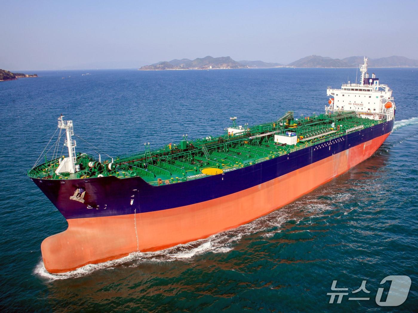 본문 이미지 - 케이조선에서 건조한 5만톤급 석유화학제품운반선의 모습.&#40;케이조선 제공&#41;