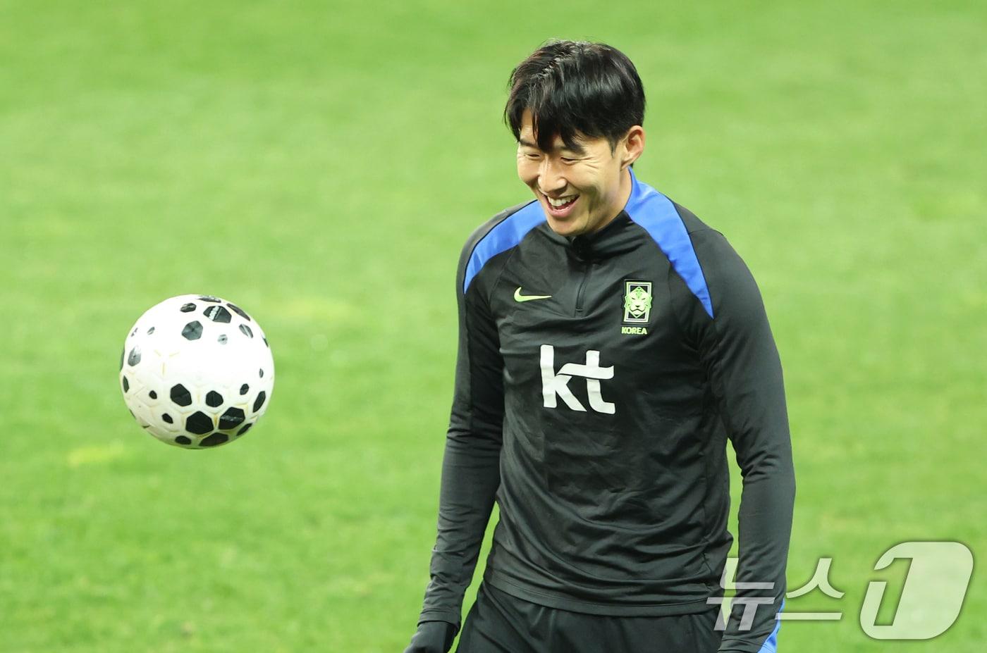 본문 이미지 - 한국 축구대표팀의 오랜 아이콘 손흥민. 대표팀에서 '기운'을 받아가야할 때다. ⓒ 뉴스1 김기태 기자