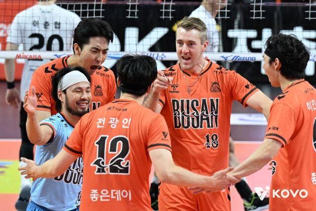 본문 이미지 - 프로배구 OK저축은행이 부산 홈경기 첫승을 거뒀다.&#40;KOVO 제공&#41;