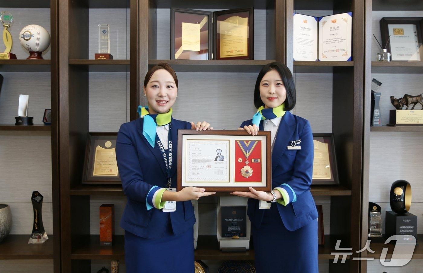 에어부산 관계자들이 대한적십자사로부터 회원 유공장 &#39;명예장&#39;을 수여 받고 기념 촬영을 하고 있다.&#40;에어부산 제공. 재판매 및 DB 금지&#41;