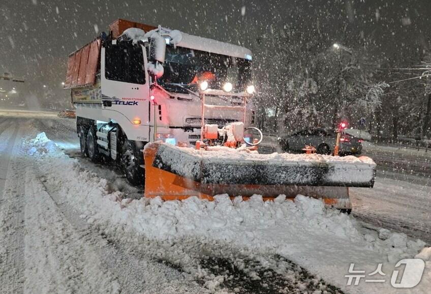 본문 이미지 - 강남구 도로 제설 작업 모습(강남구청 제공)