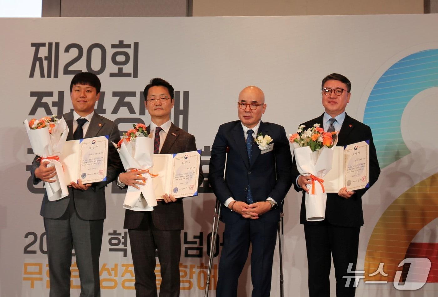 소상공인시장진흥공단은 13일 코엑스 마곡에서 개최된 '제20회 전국장애경제인대회'에서 장애인기업 서포터 유공으로 중기부 장관 표창을 수상했다. (소진공 제공. 재판매 및 DB금지)