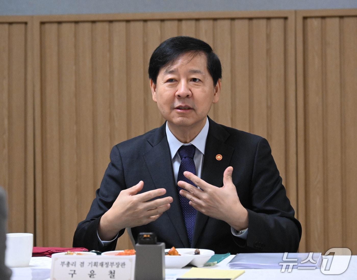 본문 이미지 - 구윤철 부총리 겸 기획재정부 장관이 11월 14일 서울 종로구 정부서울청사에서 열린 &#39;제7기 중장기전략위원회 출범식&#39;에서 인사말을 하고 있다.&#40;기재부 제공&#41;