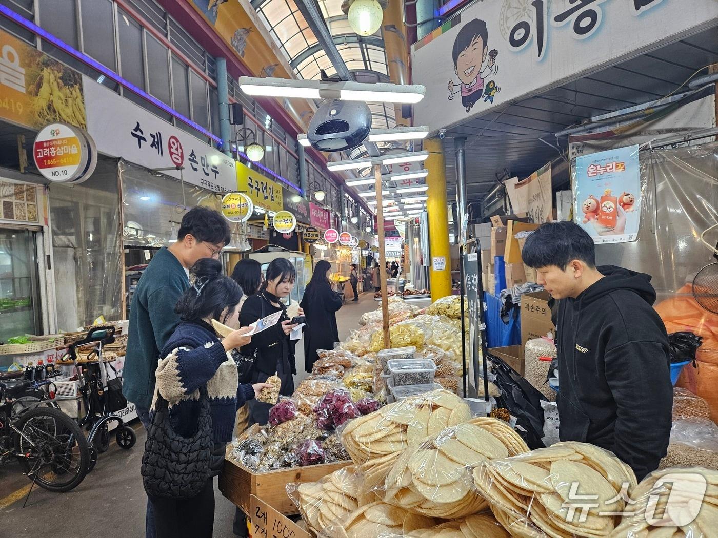 본문 이미지 - 중소기업기술정보진흥원과 소상공인시장진흥공단 직원들이 전통시장을 방문했다. &#40;기정원 제공&#41;