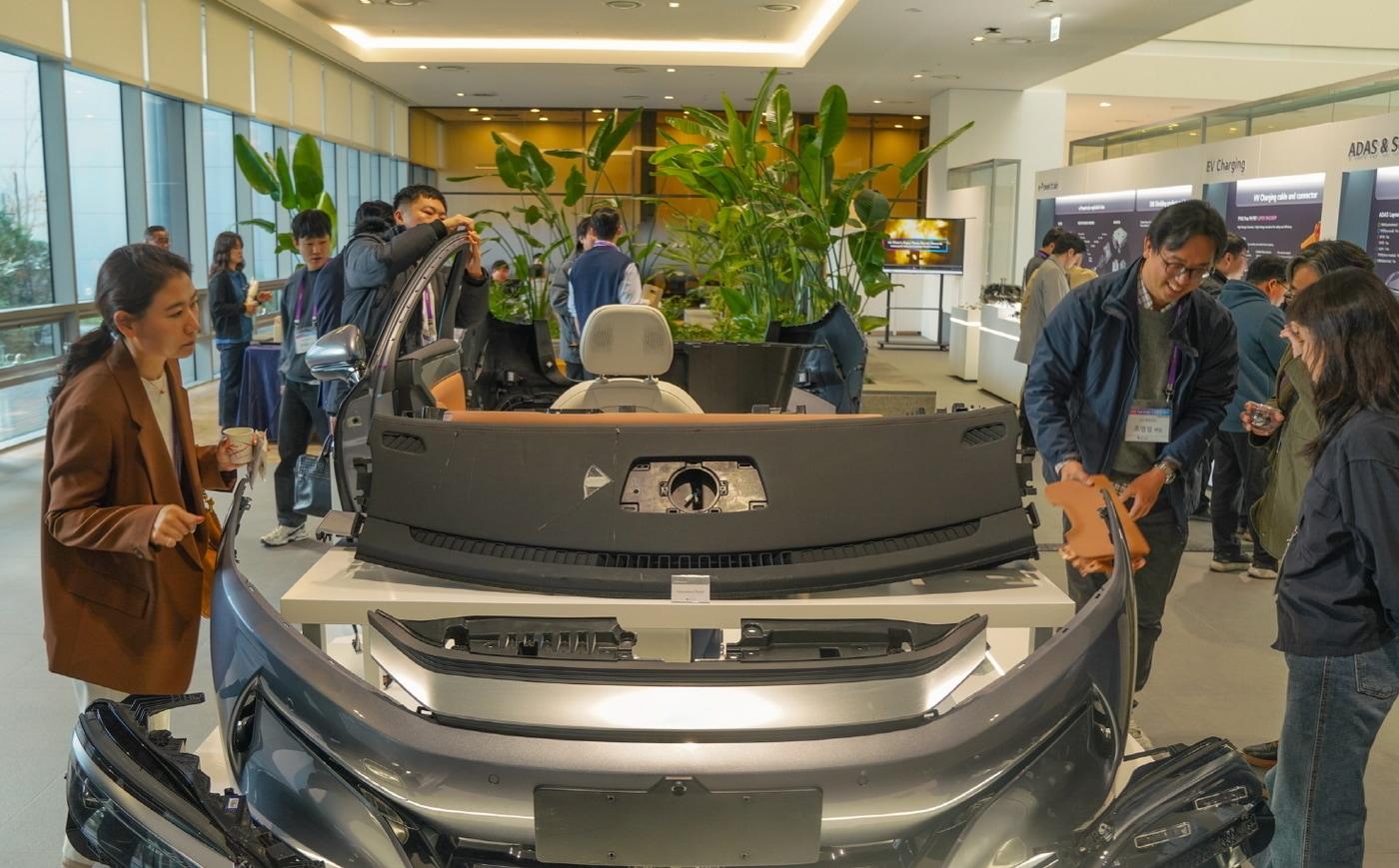 LG화학 오산 CS캠퍼스에서 진행된 전기차 소재 콘퍼런스 ‘2025 EM BU Teardown Conference’에서 LG화학 임직원이 고객에게 제품을 설명하고 있다.&#40;LG화학 제공&#41;