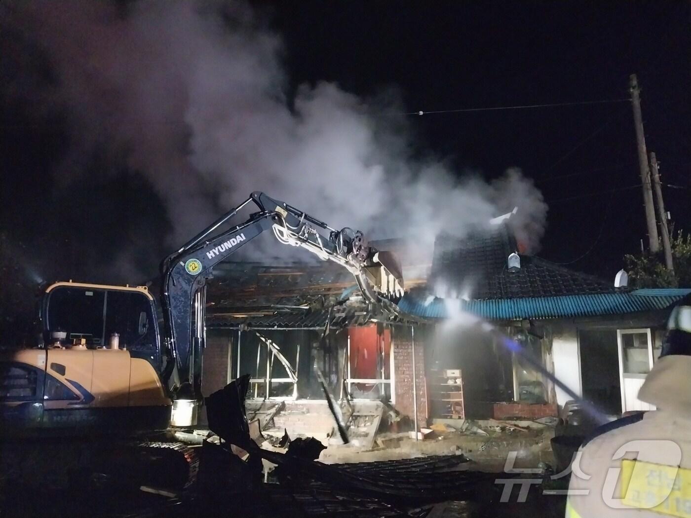 본문 이미지 - 고흥 주택 화재.&#40;고흥소방 제공. 재배포 및 DB 금지&#41;