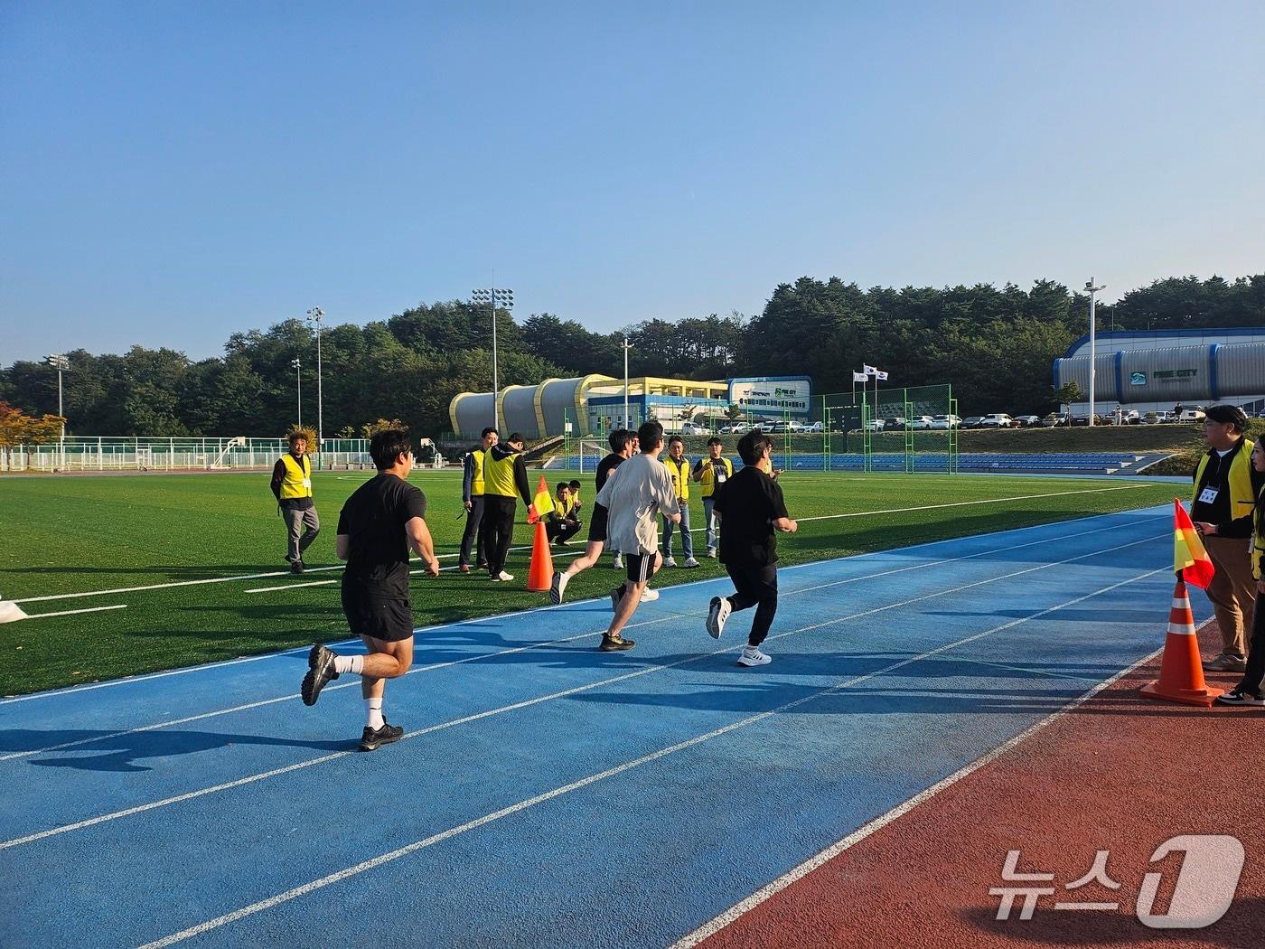 본문 이미지 - 강릉시 환경관리원 체력 측정.&#40;강릉시 제공, 재판매 및 DB 금지&#41; 2025.11.14/뉴스1