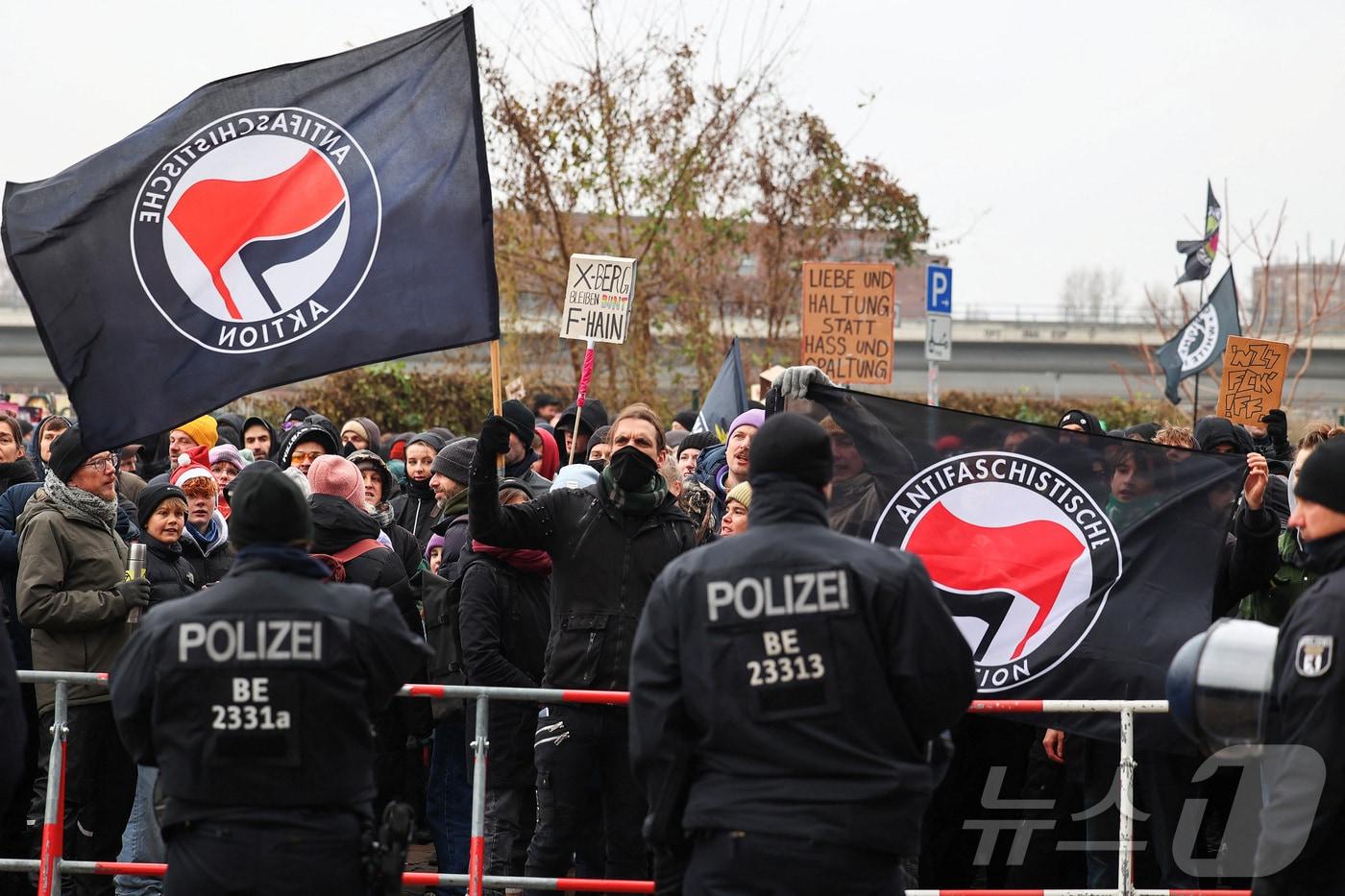 2024년 12월 14일&#40;현지시간&#41; 독일 베를린에서 열린 우익 시위에 대한 맞불 시위에서 일부 시위대가 안티파&#40;Antifa·반파시스트&#41; 깃발을 흔들고 있다. 2024.12.14 ⓒ 로이터=뉴스1 ⓒ News1 김지완 기자