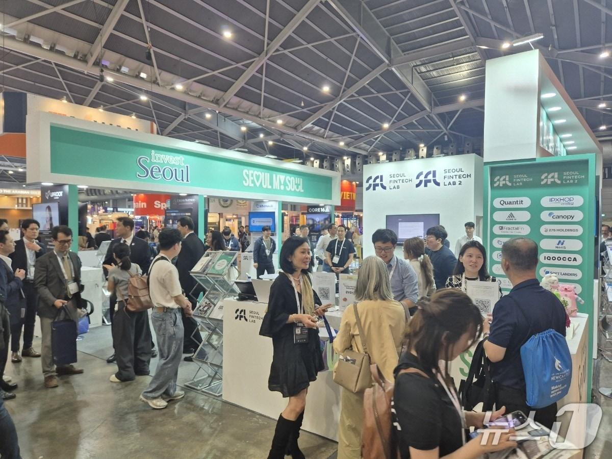 본문 이미지 - 싱가포르 핀테크 페스티벌에서 관람객들이 ‘서울핀테크랩’ 부스를 둘러보고 있다.(서울시 제공)