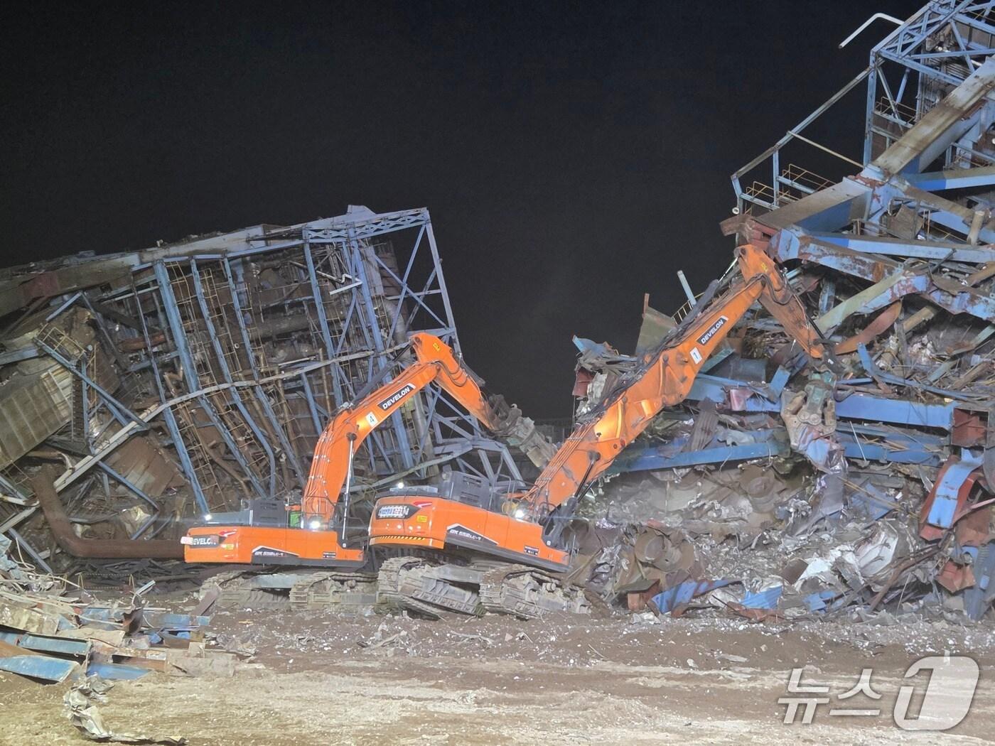 본문 이미지 - 13일 울산화력발전소 보일러 타워 붕괴사고 현장에서 중장비가 동원돼 수색 작업이 진행되고 있다. &#40;울산소방본부 제공. 재판매 및 DB 금지&#41; /뉴스1