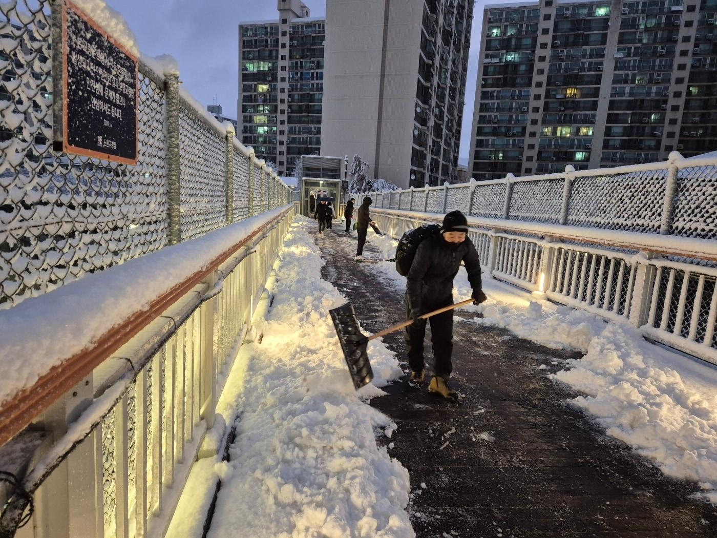 본문 이미지 - 지난해 제설 작업&#40;노원구 제공&#41;