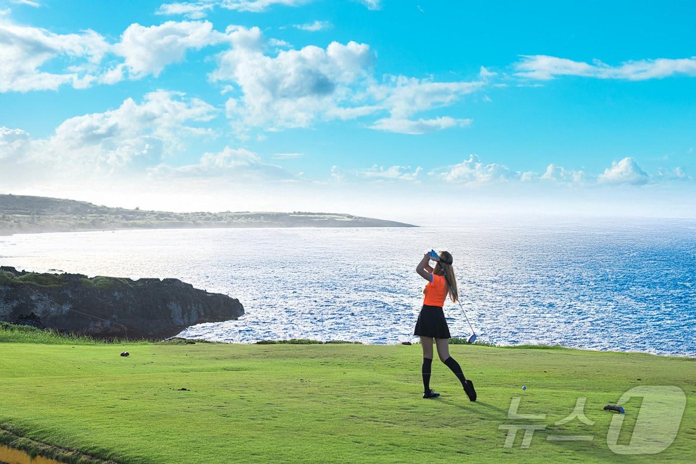 코럴오션리조트사이판의 시그니처 7번 홀에서 한 골퍼가 태평양을 향해 티샷을 하고 있다.&#40;이랜드파크 제공&#41; 