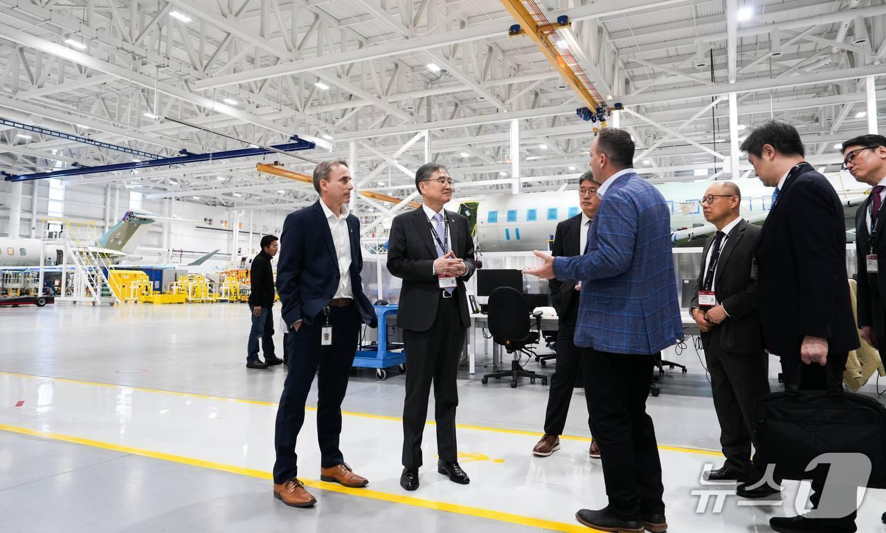 본문 이미지 - 조현 외교부 장관이 캐나다 토론토 피어슨 국제공항 인근에 위치한 캐나다 봄바르디어사 조립공장을 방문했다.&#40;외교부 제공&#41;