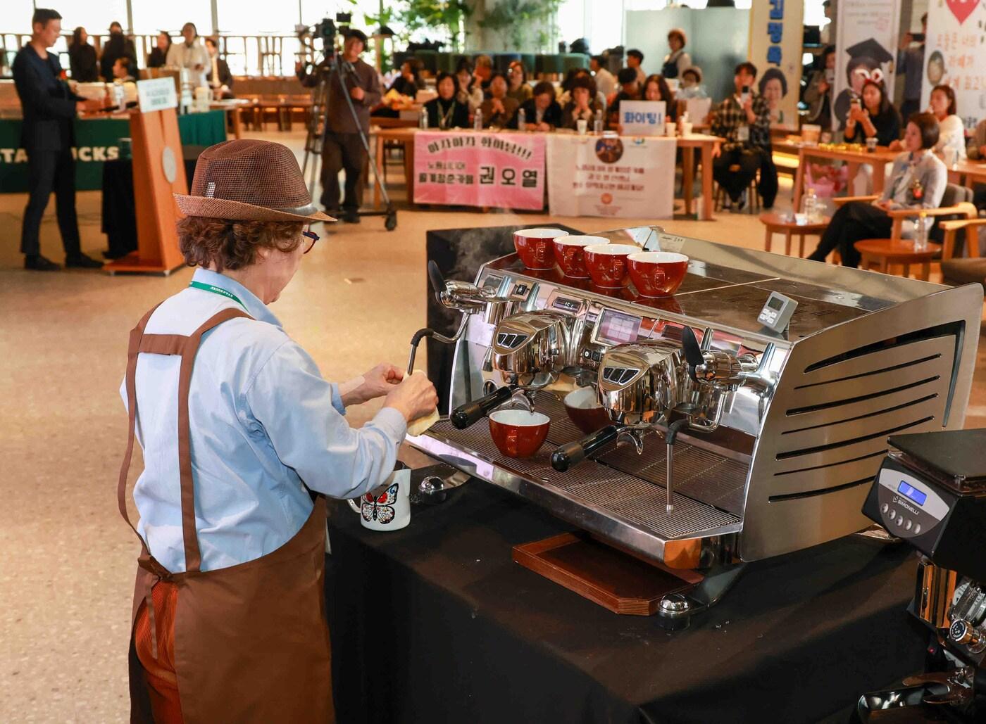 본문 이미지 - 제4회 시니어 바리스타 라떼아트 대회의 최고령 참가자이자 최우수상을 수상한 서울노원시니어클럽 권오열 바리스타가 라떼아트를 준비하는 모습.(스타벅스 제공)