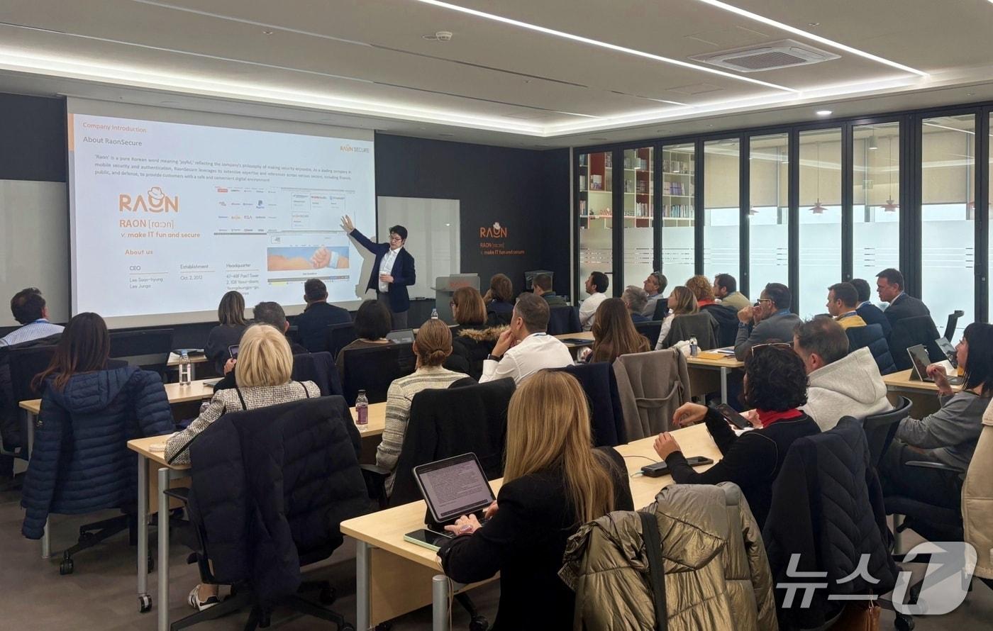 라온시큐어가 서울 여의도 본사에서 스페인 기업·기관 임원 대상 한국형 모바일 신분증&#40;K-DID&#41; 기술 교육 세미나를 진행하는 모습.&#40;라온시큐어 제공&#41;