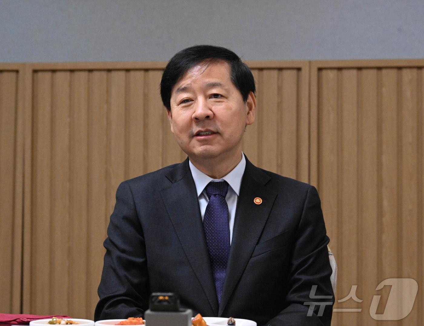 본문 이미지 - 구윤철 부총리 겸 기획재정부 장관이 14일 오전 서울 종로구 정부서울청사에서 열린 &#39;제7기 중장기전략위원회 출범식&#39;에서 인사말을 하고 있다. &#40;기획재정부 제공. 재판매 및 DB 금지&#41; 2025.11.14/뉴스1