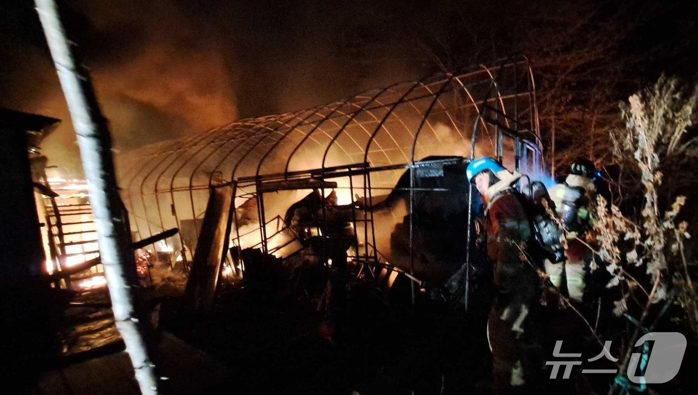 지난 13일 저녁 강원 횡성 주택화재 현장.&#40;강원도소방본부 제공, 재판매 및 DB 금지&#41; 2025.11.14/뉴스1