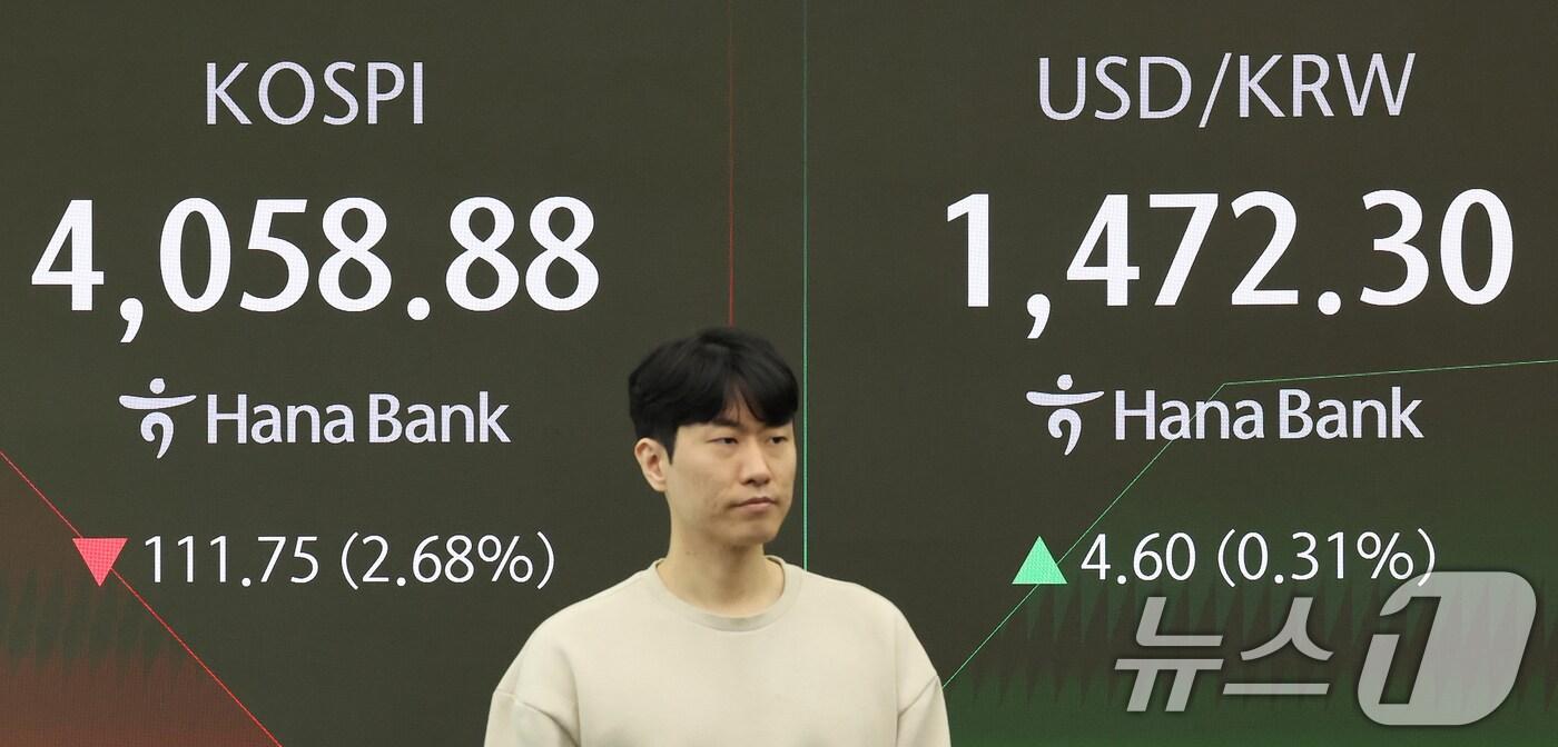 14일 오전 서울 중구 하나은행 딜링룸 전광판에 코스피와 원달러 환율 시황이 표시되고 있다.  2025.11.14/뉴스1 ⓒ News1 장수영 기자