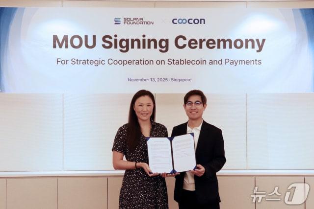 본문 이미지 - 릴리 리우&#40;Lily Liu&#41; 솔라나 재단 회장&#40;왼쪽&#41;과 김종현 쿠콘 대표&#40;오른쪽&#41;가 업무협약을 체결하는 모습. 쿠콘 제공.