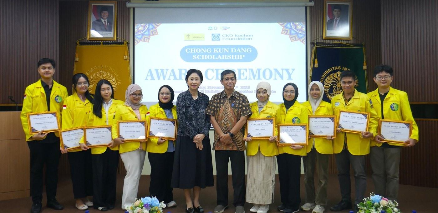 종근당고촌재단 관계자와 인도네시아 장학생들이 인도네시아 국립대학에서 열린 해외 장학증서 수여식에서 기념사진을 찍고 있다.&#40;종근당 제공&#41;/뉴스1