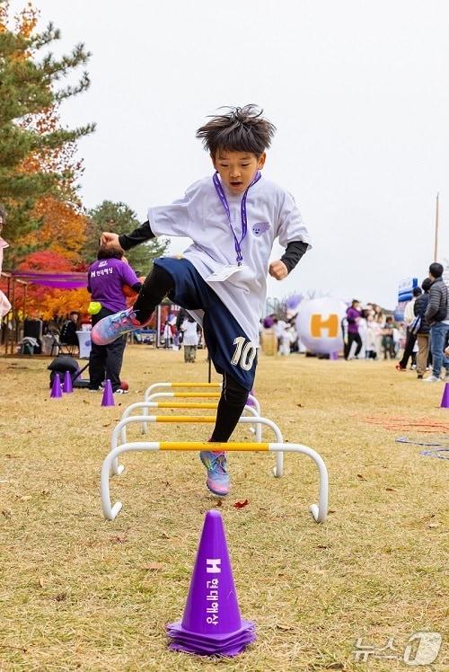 본문 이미지 - 현대해상에서 주최한 &#39;렛츠무브 플레이데이&#39;에서 한 어린이가 점프를 하고 있다/사진제공=현대해상