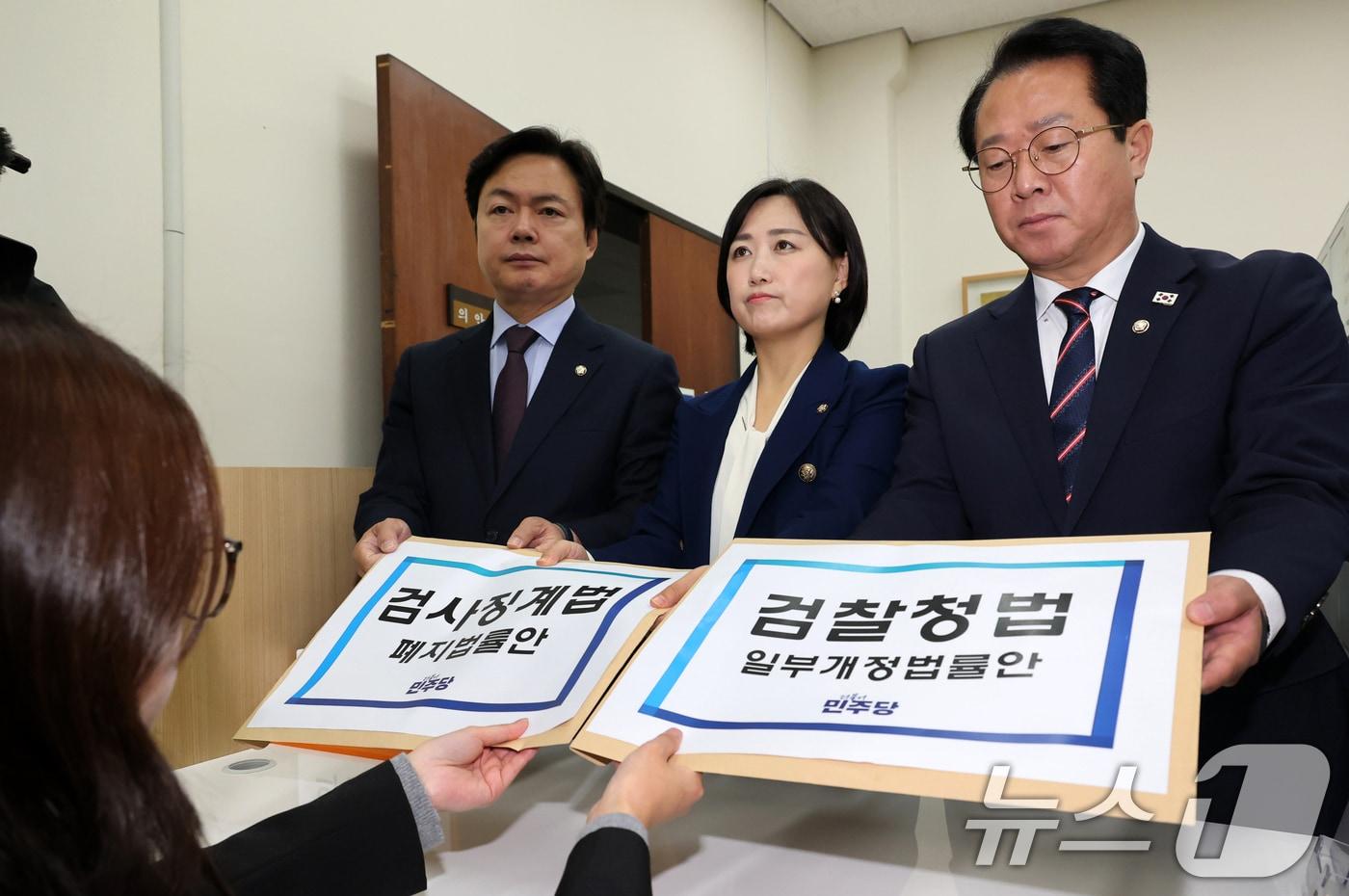 김현정, 백승아, 문금주 더불어민주당 의원&#40;왼쪽부터&#41;이 지난 14일 서울 여의도 국회 의안과에 검사징계법 폐지법률안과 검찰청법 일부개정법률안을 제출하고 있다. &#40;공동취재&#41; 2025.11.14/뉴스1 ⓒ News1 이승배 기자